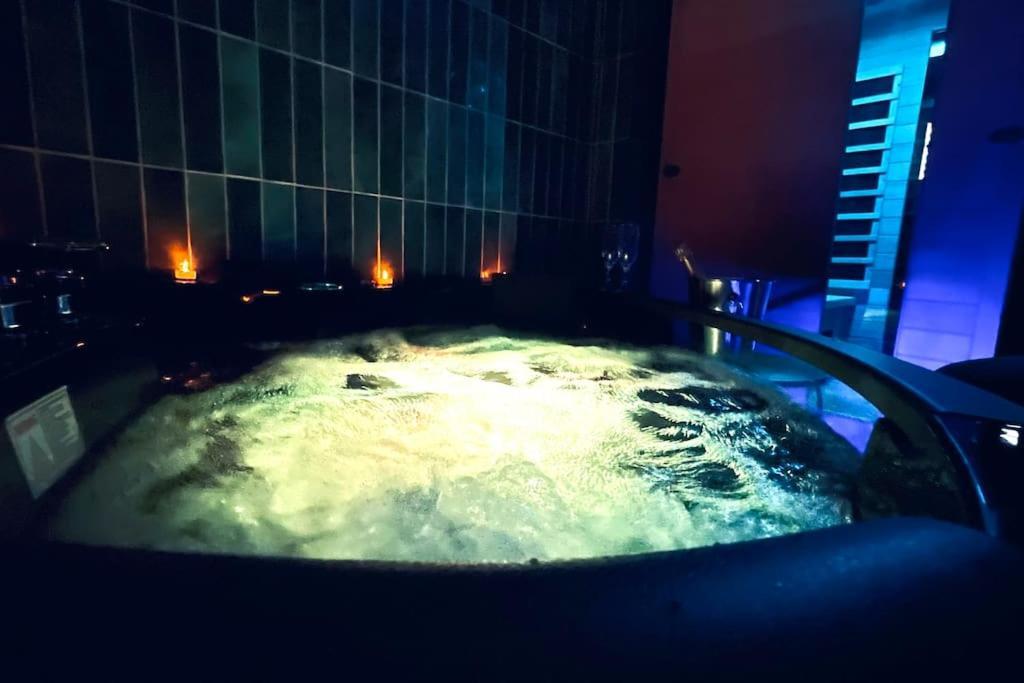 Love Room L' Orientale / Jacuzzi / Sauna Chateau-Landon Exterior foto